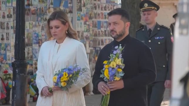 Ukraine begeht Unabhängigkeitstag: Selenskyj ehrt gefallene Soldaten