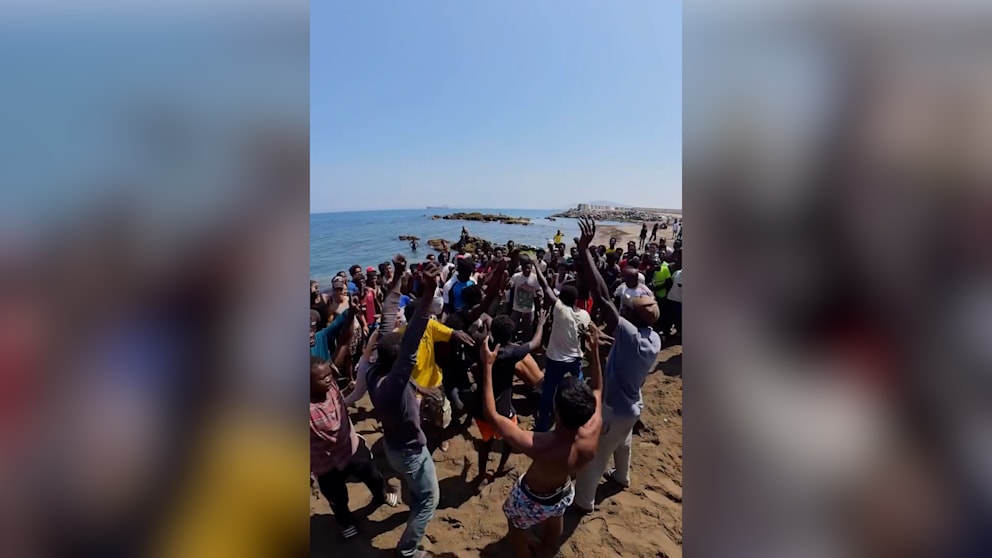 Flüchtlinge finden im Wrestling am Strand von Ceuta Ablenkung