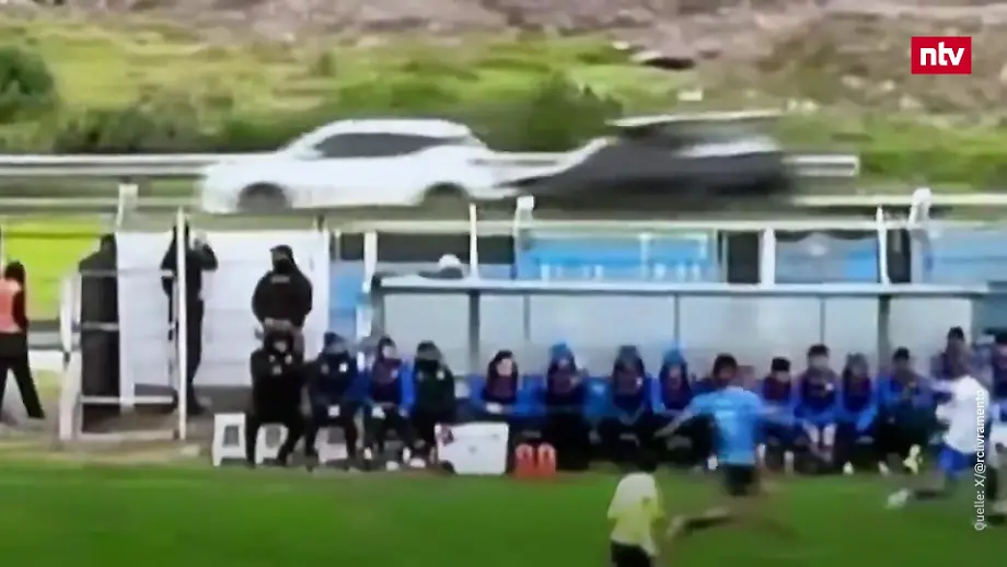 Befreiungsschlag im Fußballspiel führt zu überraschendem Autounfall
