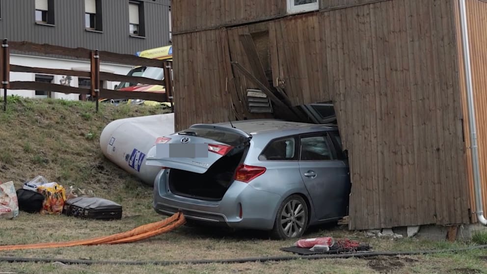 Auto-Unfall im Erzgebirge: Wagen prallt gegen Schafstall