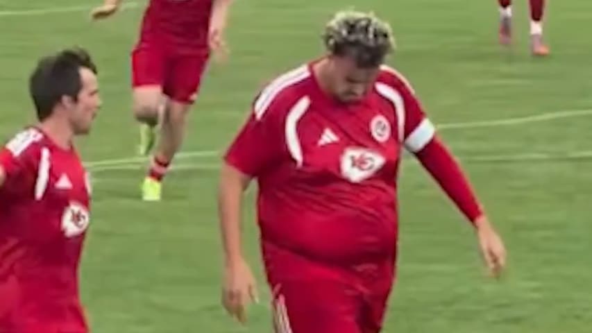 Aminho beeindruckt mit Freistoßtor: Kreisliga-Ekstase nach 100 Kilo Abnahme