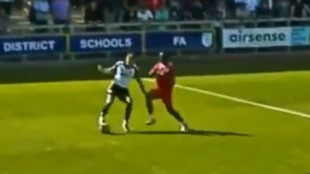 Brutales Foul im englischen Amateurfußball: Spieler erleidet schwere Verletzungen