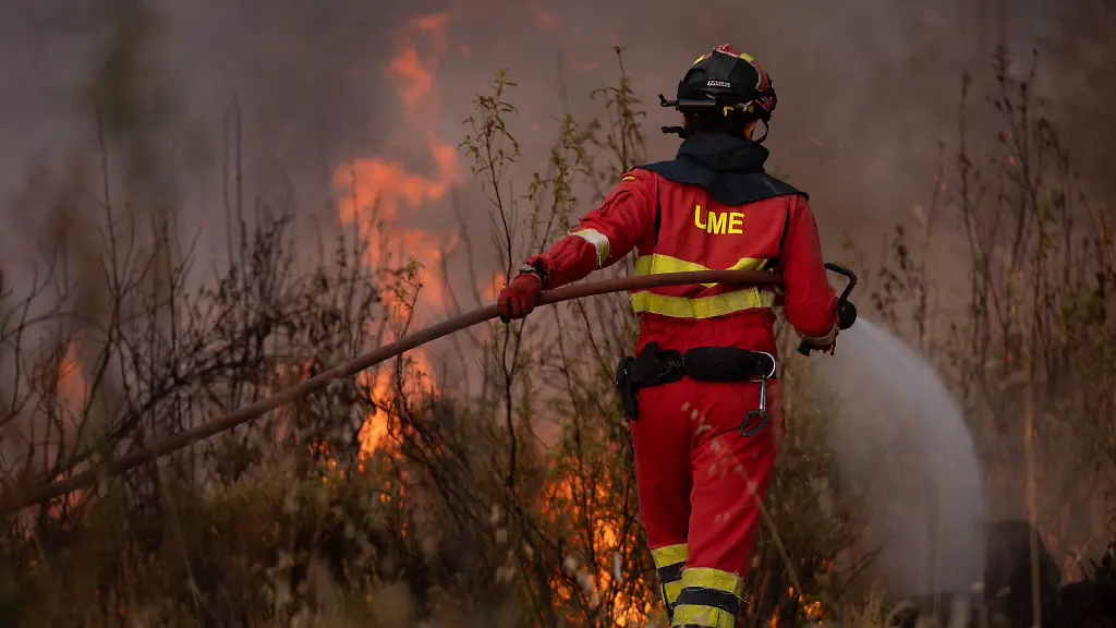 Feuerwehr kämpft gegen Waldbrände in Spanien