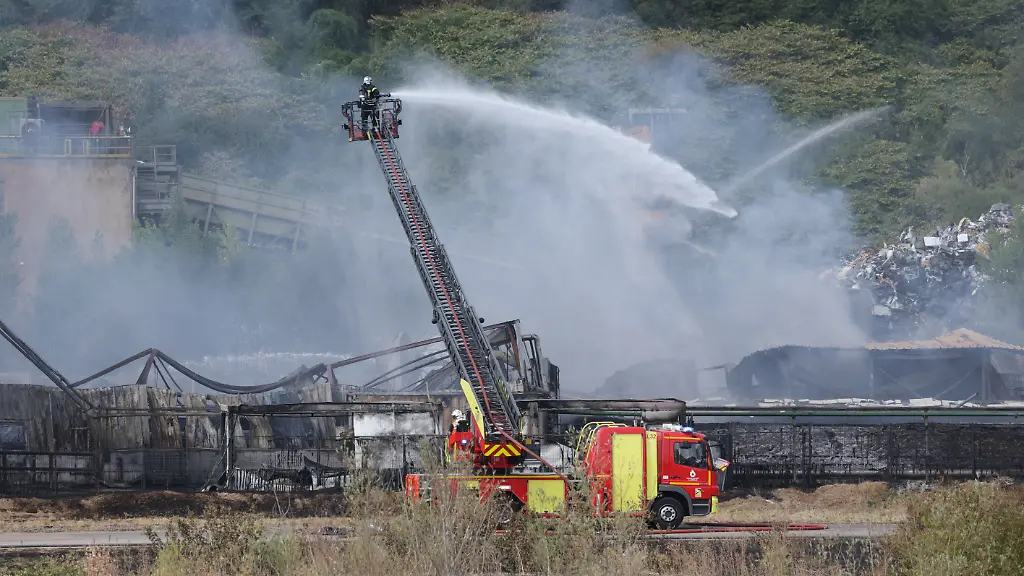 Rund 30.000 Menschen in Quarantäne nach Großbrand in Ostfrankreich