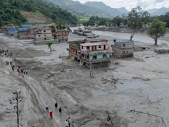 Rettungsarbeiten im Flutgebiet China-Nepal
