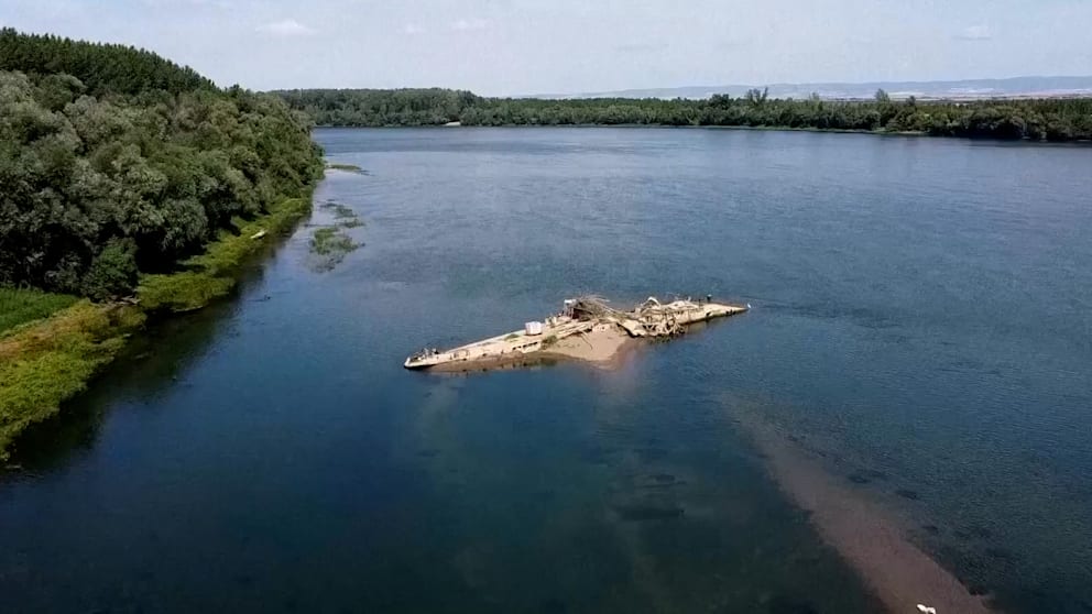 Historisches Schiffswrack in der Save freigelegt