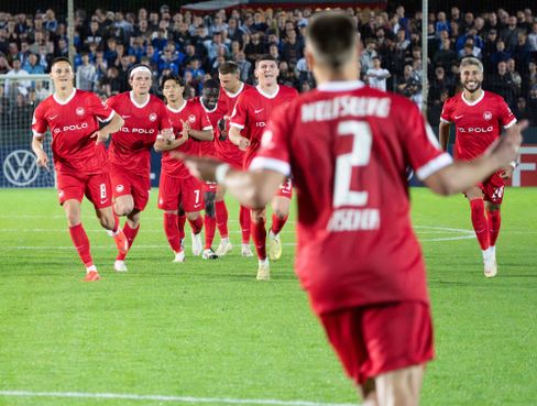 Schalke 04 kämpft sich in die zweite Runde des DFB-Pokals