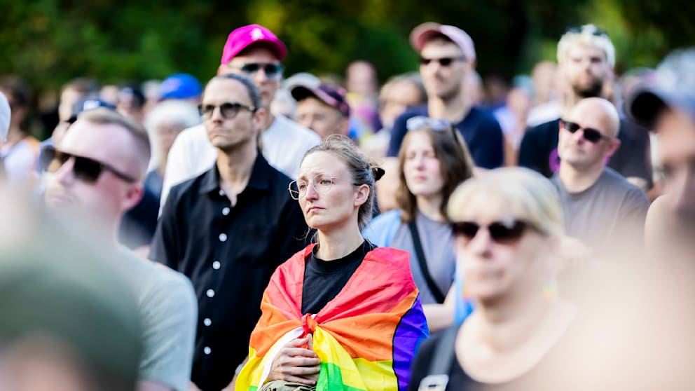 Mahnwache im Berliner Tiergarten nach CSD-Anschlag