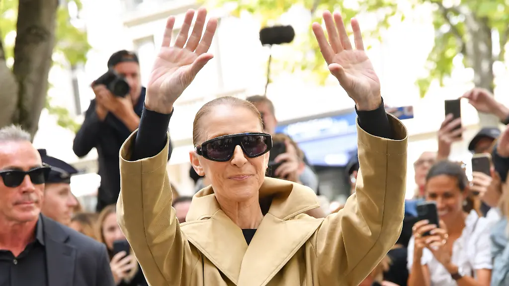 Céline Dion bejubelt von Fans in Paris