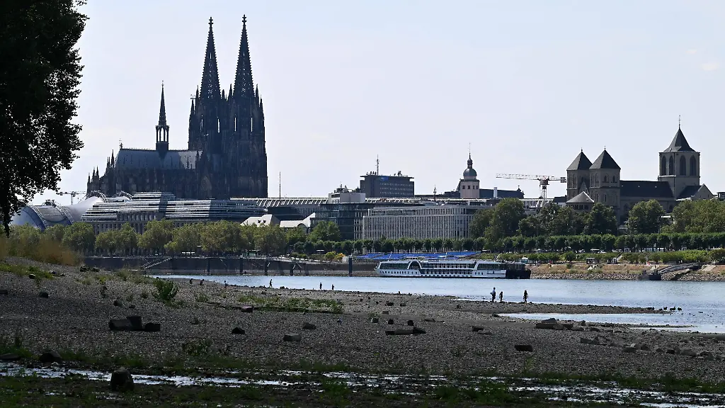 Historischer Tiefstand des Rheins in Köln