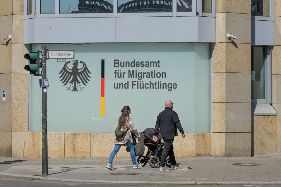 Flüchtlingsstatus von Syrern nach Assads Sturz zunehmend aberkannt