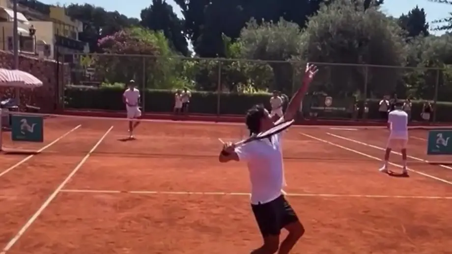 Roger Federer und Bernard Arnault im Tennisduell