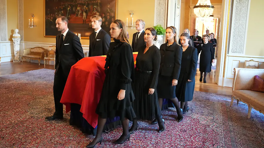 Königsfamilie überführt Sarg von Harald V. in Schlosskapelle