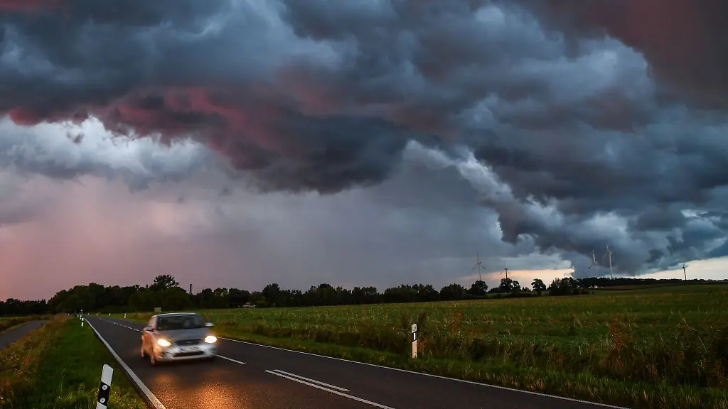 Sicher im Auto bei Gewitter – worauf es jetzt ankommt