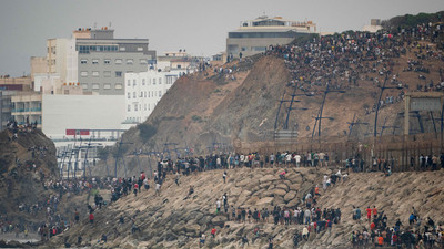 Massive Migrationsbewegung an der Grenze von Ceuta