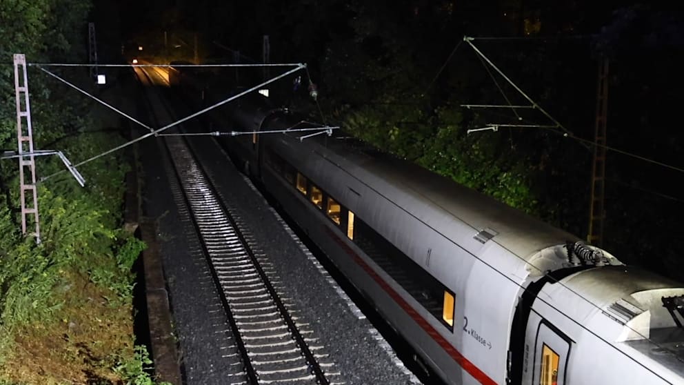Baum beschädigt Oberleitung: Lange Wartezeit für ICE-Passagiere