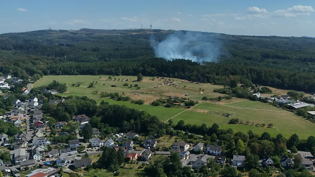 Großbrand im Westerwald knapp an Wohnhäusern gestoppt