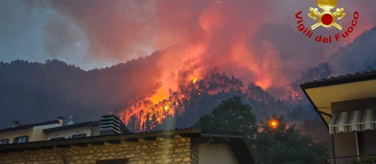 Waldbrand am Gardasee: Hunderte in Sicherheit gebracht