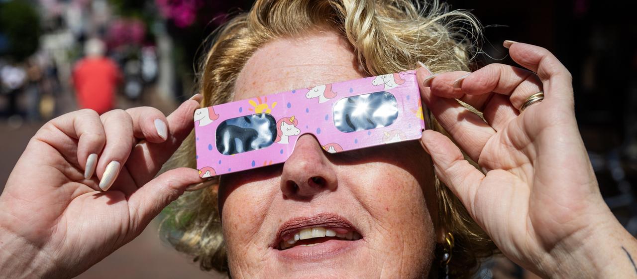 Himmelsschauspiele: Sonnenfinsternis und Sternschnuppen am Abend beobachten
