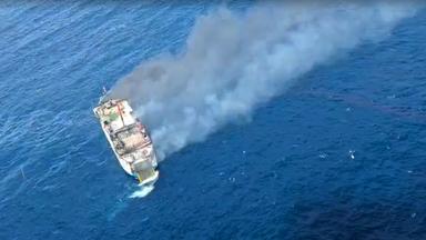 Fähre ‚Putri Yasmin‘ in Brand zwischen Bali und Lombok