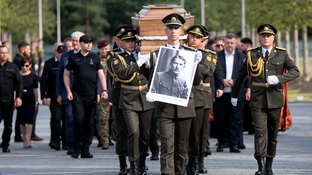 Staatsbegräbnis für umstrittenen Nationalistenführer in der Ukraine
