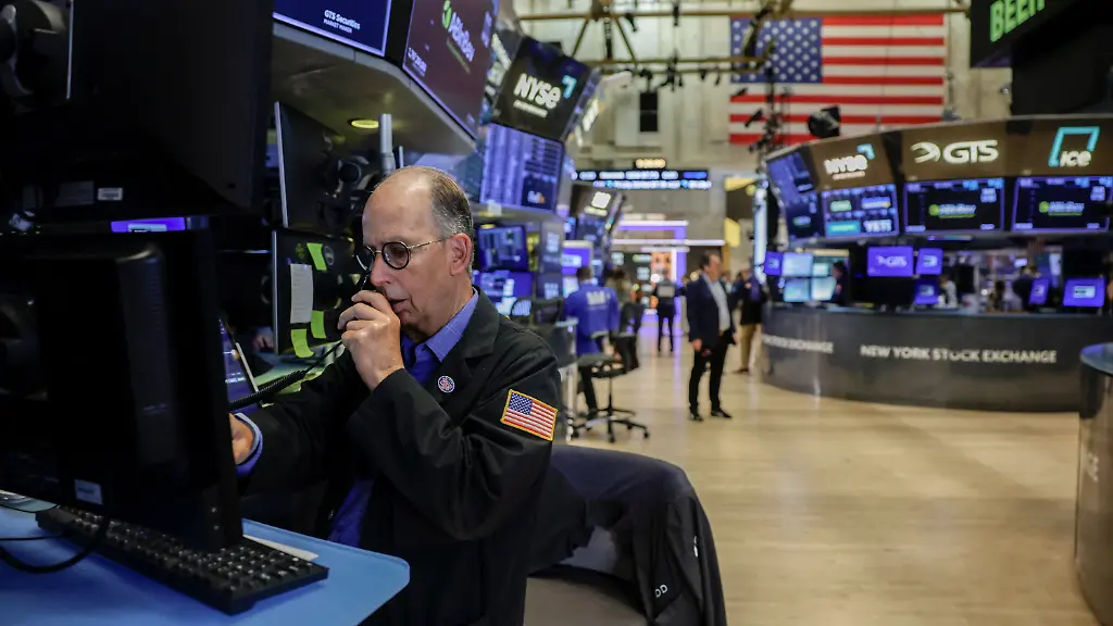 Wall Street schließt im Minus mit Fokus auf Chip-Werten