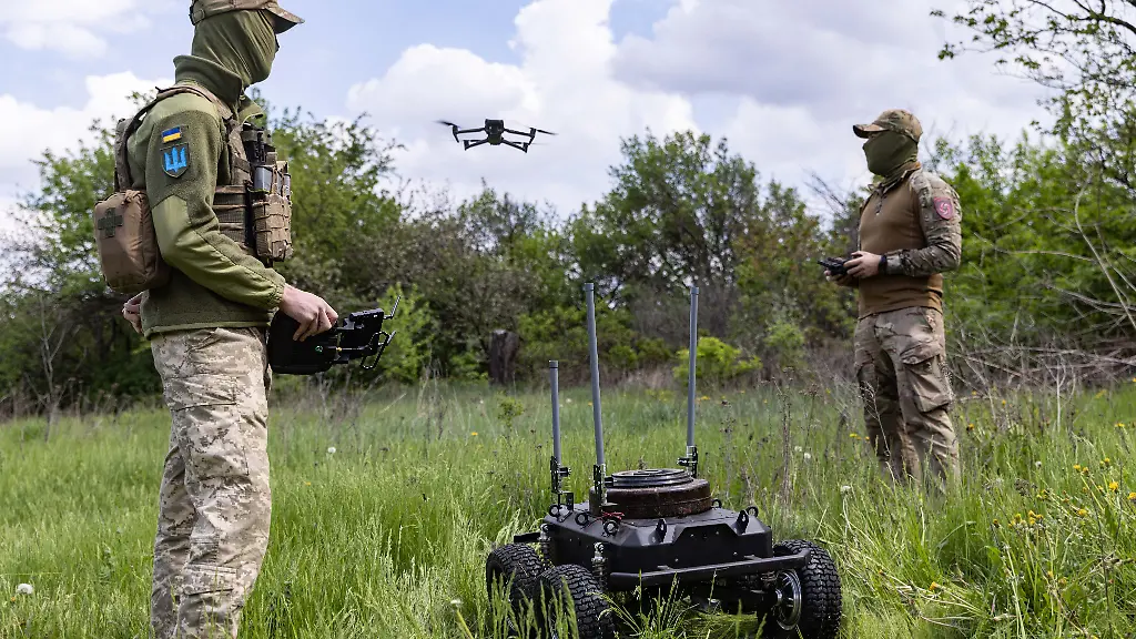 Neuer Drohneneinsatz an der Front: Einbruch durch Bodenroboter