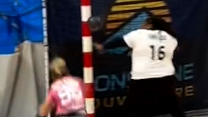 Augen im Hinterkopf: Beeindruckende Handball-Parade