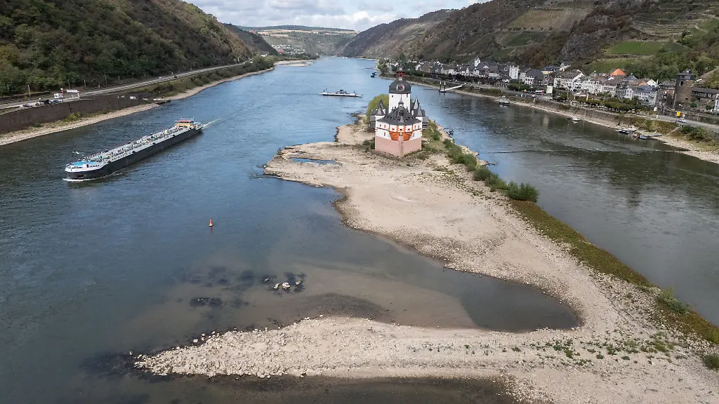 IHK warnt vor Schäden durch Niedrigwasser im Rhein