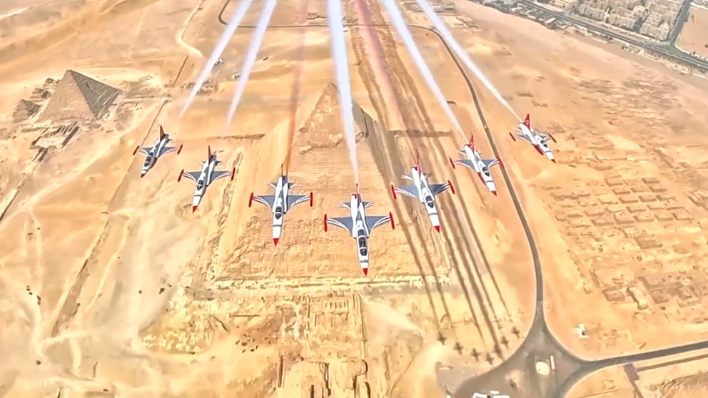 Spektakulärer Flug der Turkish Stars über Gizeh