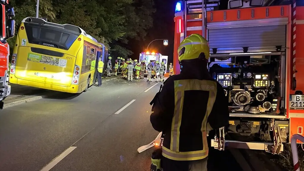 Schwerer Busunfall in Berlin-Neukölln: Mehrere Verletzte