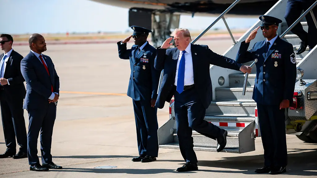 Überprüfung der Notrutsche an Trumps Air Force One vor Abflug