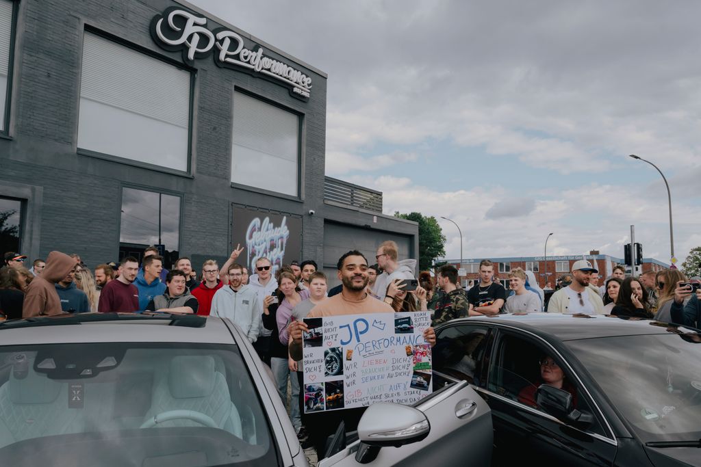 Fans demonstrieren für Auto-Influencer JP Kraemer trotz Gewaltvorwürfen