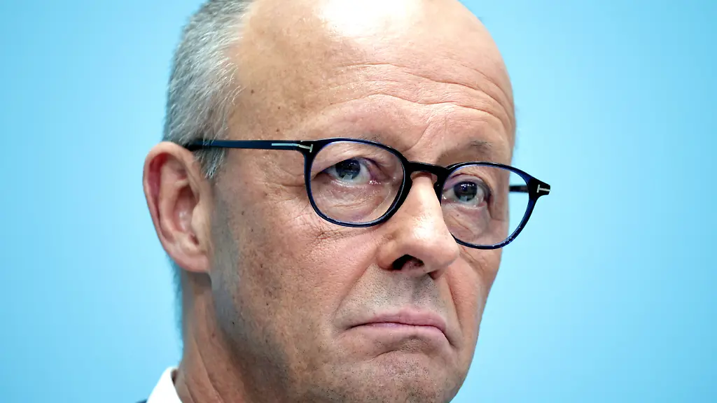 Umfrageergebnisse und Kritik an Kanzler Merz