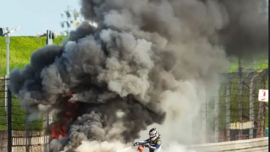 Feuerunfall bei GT-Rennen in Shanghai: Ein Pilot wird zum Helden