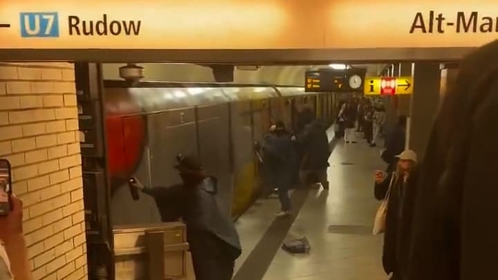 Vandalen beschmieren Berliner U-Bahn