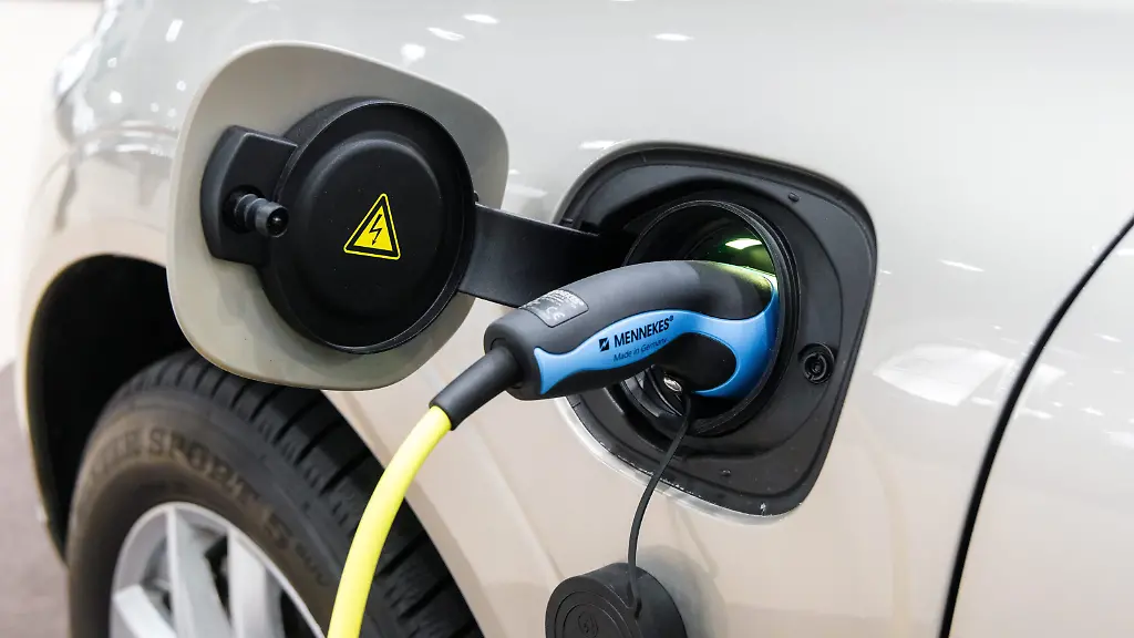 Plug-in-Hybride: Diskrepanz zwischen offiziellen und realen CO2-Emissionen