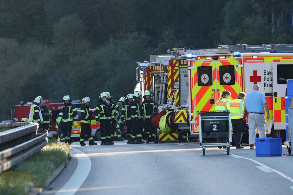 Schwerer Busunfall auf der A96: Zwei Tote und zahlreiche Verletzte