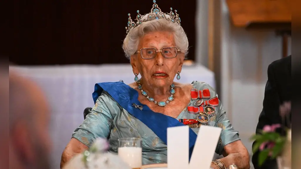 Prinzessin Astrid nimmt Abschied von König Harald V.