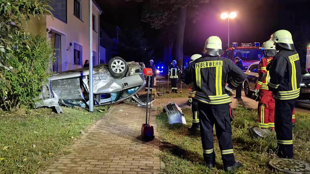Auto Unkontrolliert: Pkw Durchbricht Mauer in Brandenburg