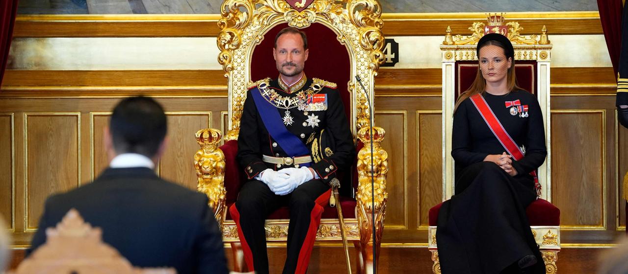 Norwegens neuer König Haakon VIII. legt Eid im Parlament ab
