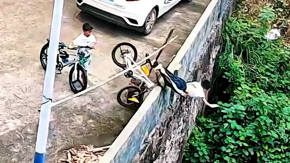 Junge überlebt spektakulären Fahrradunfall in China