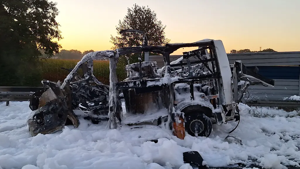 Gefahrgut-Transporter explodiert auf der Autobahn bei Bremen