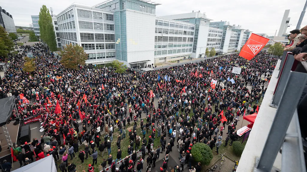Proteste gegen geplante Werksschließungen bei Mercedes