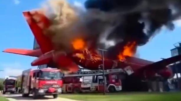 Ausrangierter Airbus geht in Flammen auf im Luftfahrtpark