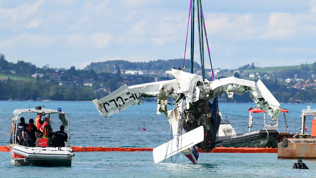 Bergung eines Flugzeugwracks aus dem Attersee