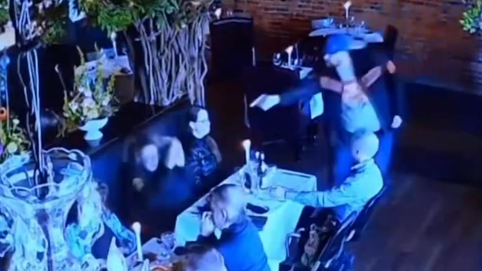 Mann bedroht Ex-Frau mit Waffe in Restaurant
