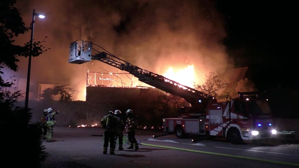 Großbrand in Stutensee-Blankenloch führt zu Großeinsatz