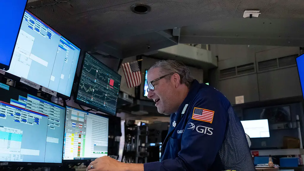Fed-Gouverneur beruhigt Sorgen: Wall Street profitiert von Zinspause-Hoffnungen
