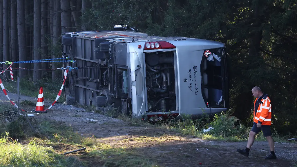 Reisebusunfall auf der A96: Zwei Tote und mehrere Verletzte